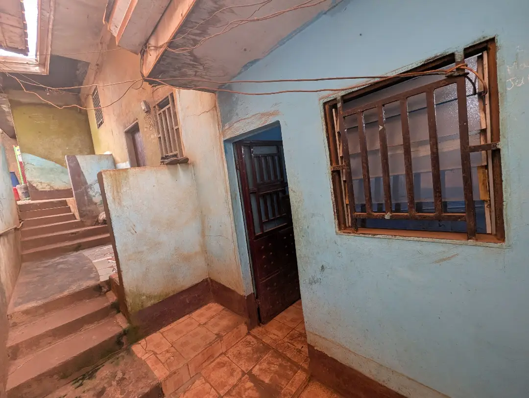 Studio moderne à louer à Bafoussam Explosif - Image 1