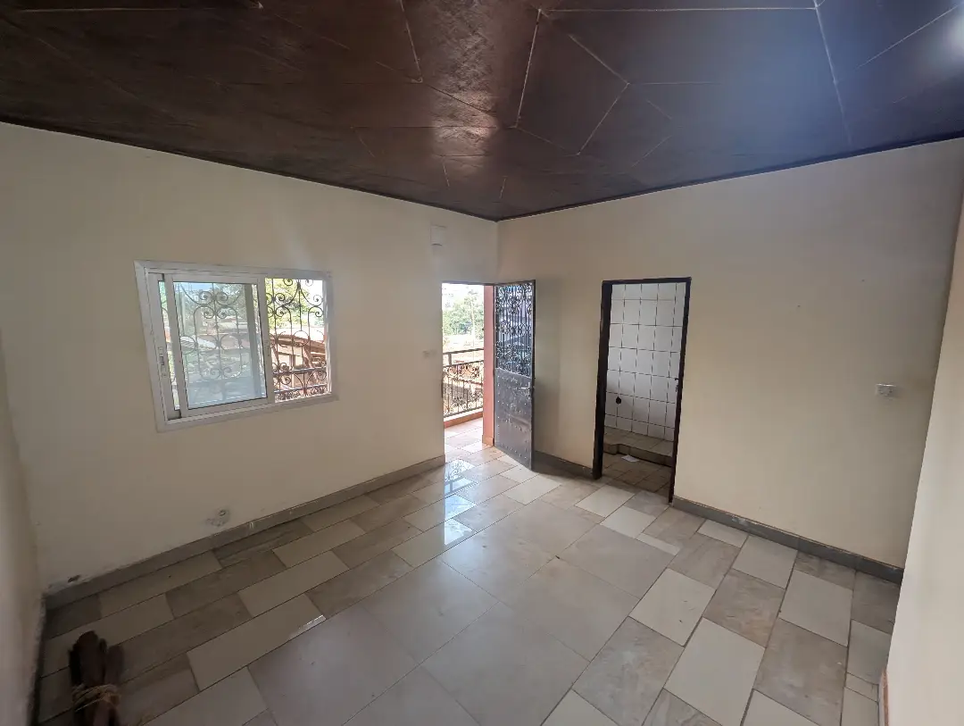 Appartement moderne à louer à Bafoussam Marche Bipmop - Image 1
