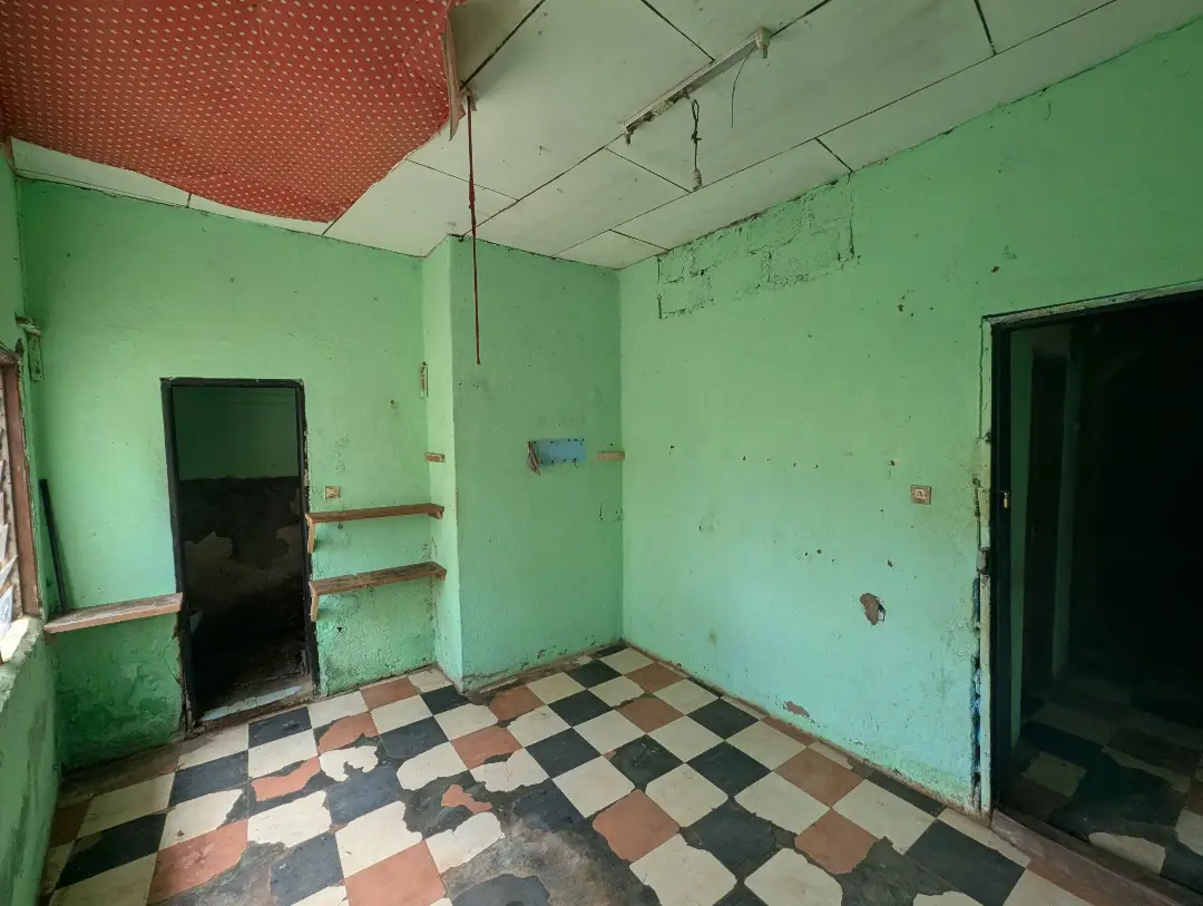 Chambre moderne à louer à Bafoussam Gabon Bar - Image 1