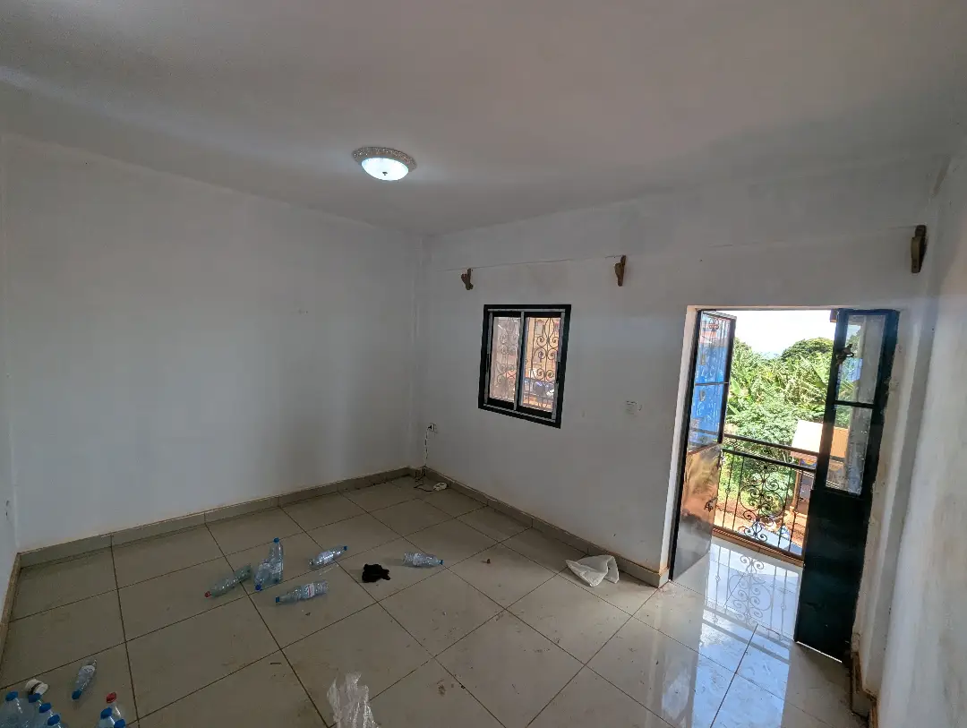 Studio moderne à louer à Bafoussam Carrefour Explosif - Image 1