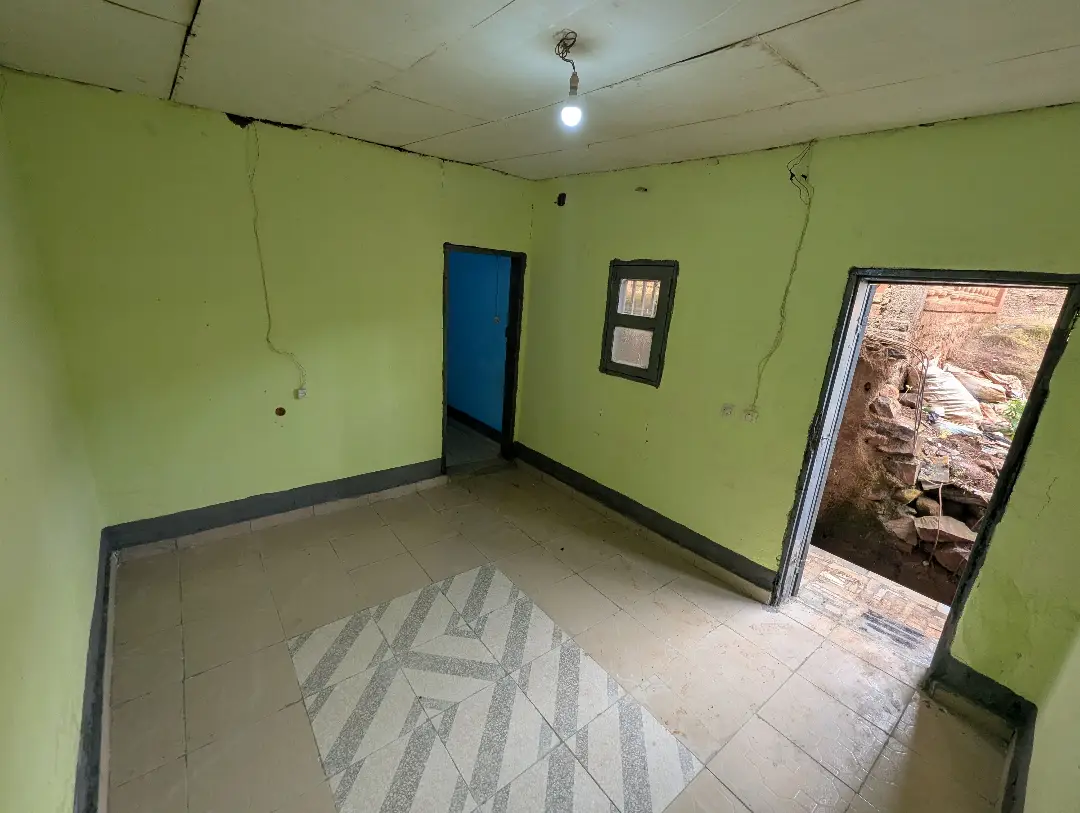 Studio moderne à louer à Bafoussam Explosif - Image 1