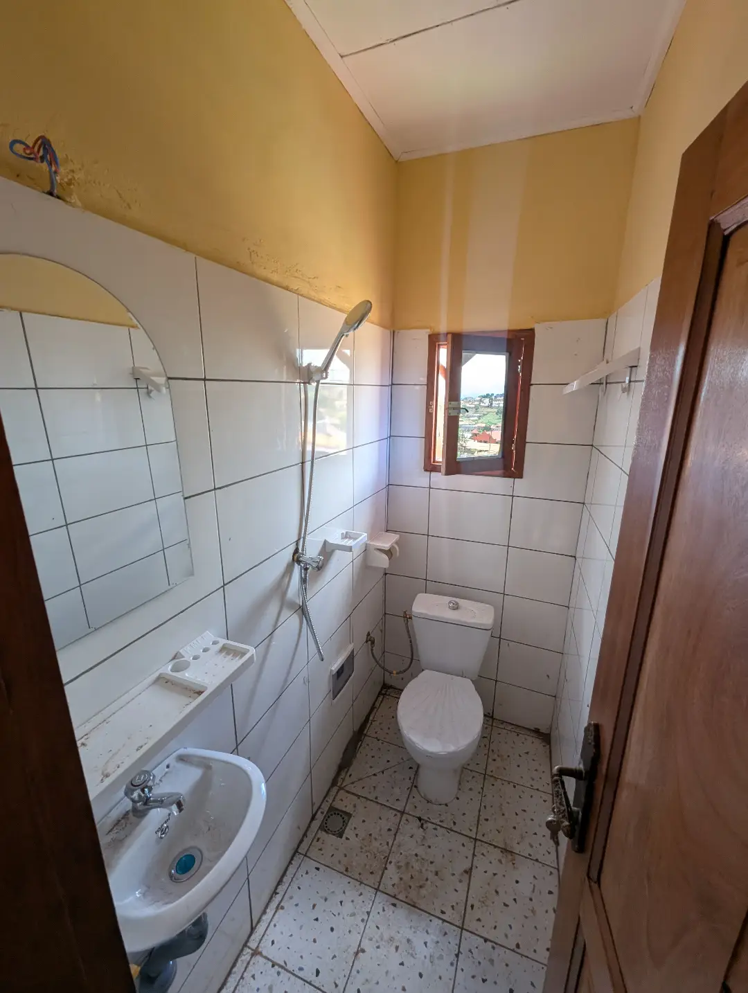 Studio moderne à louer à Bafoussam 2eme Carrefour Eveche - Image 11