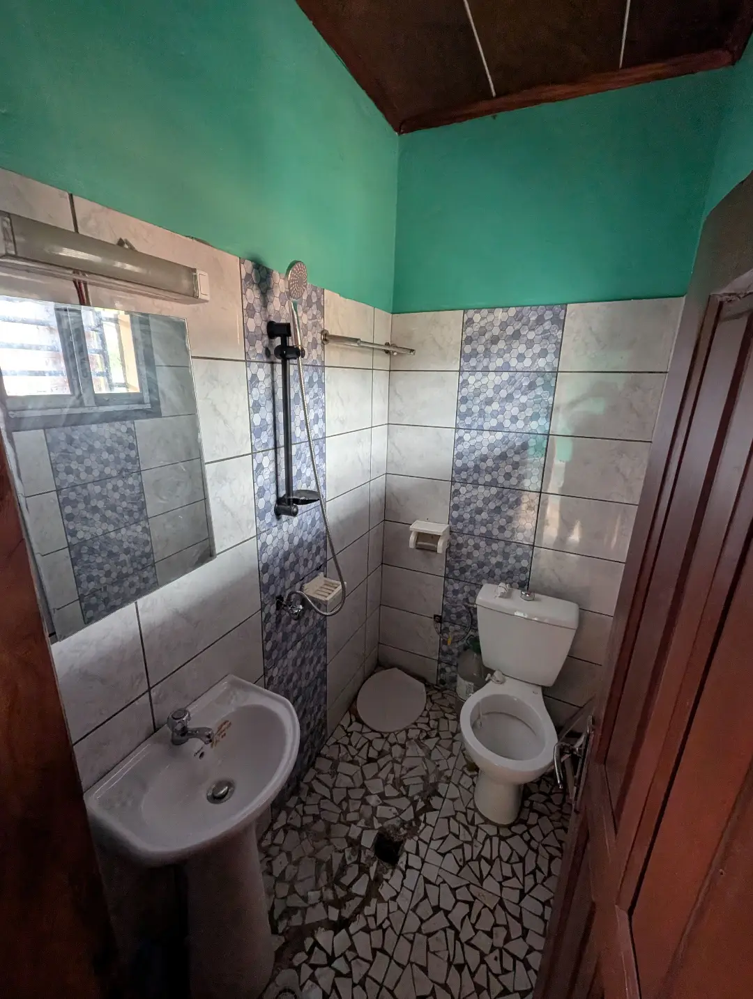 Studio moderne à louer à Bafoussam Explosif - Image 12