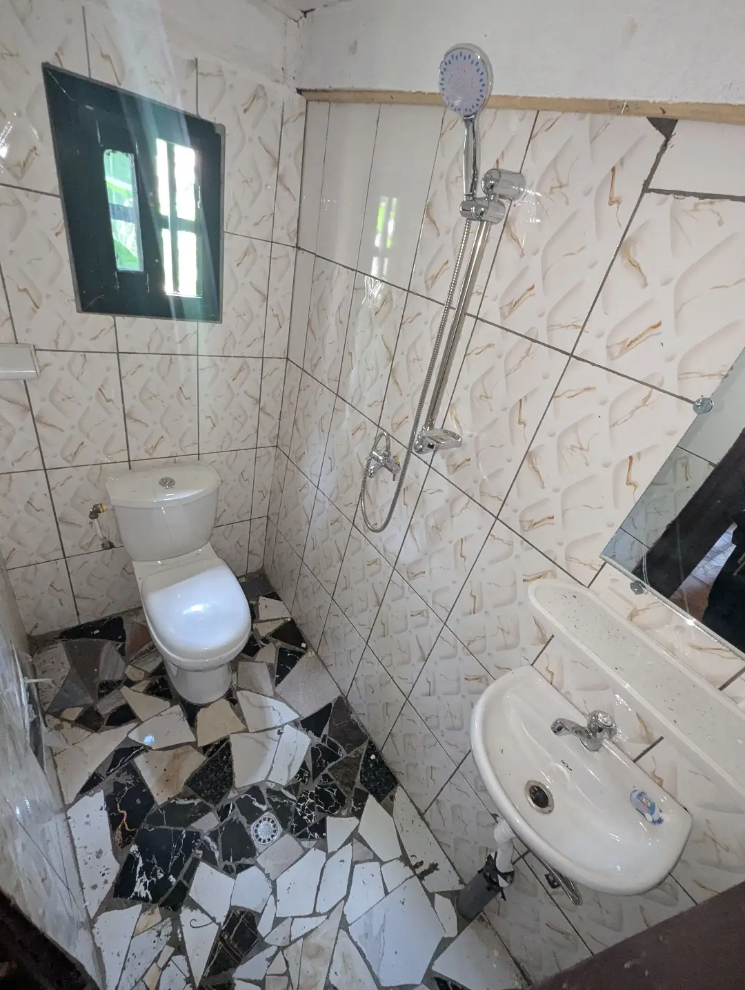 Studio moderne à louer à Bafoussam Nouveau Quariter Kamkop - Image 12