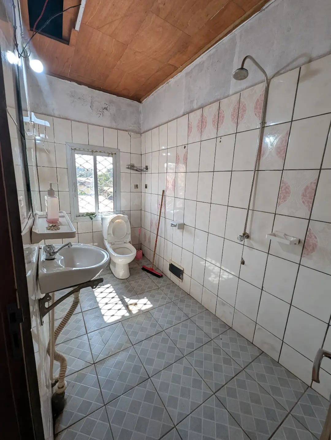 Appartement moderne à louer à Bafoussam Boulevard Eveche - Image 14