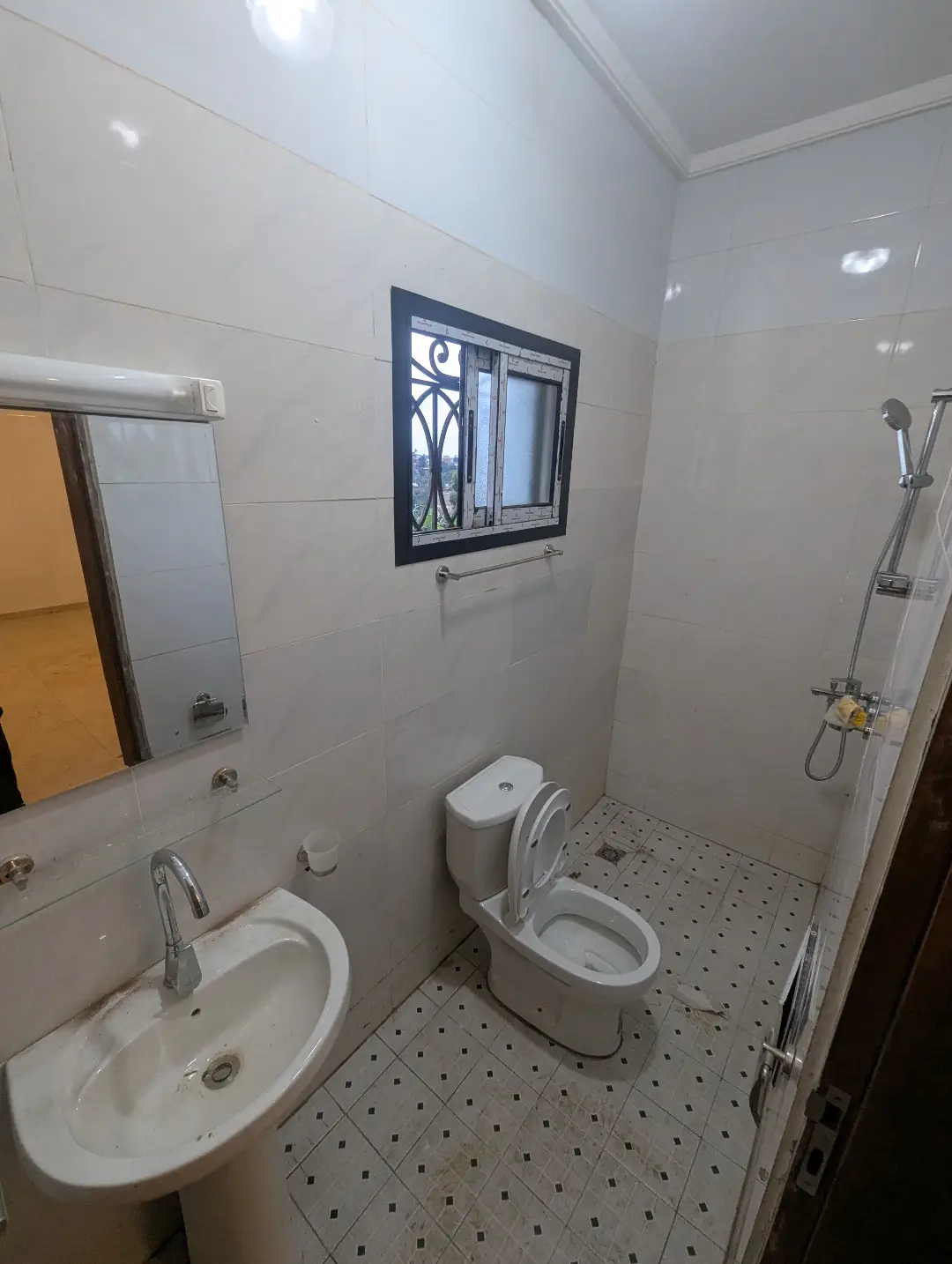 Appartement moderne à louer à Bafoussam A Proximite Du Carrefour Explosif - Image 15