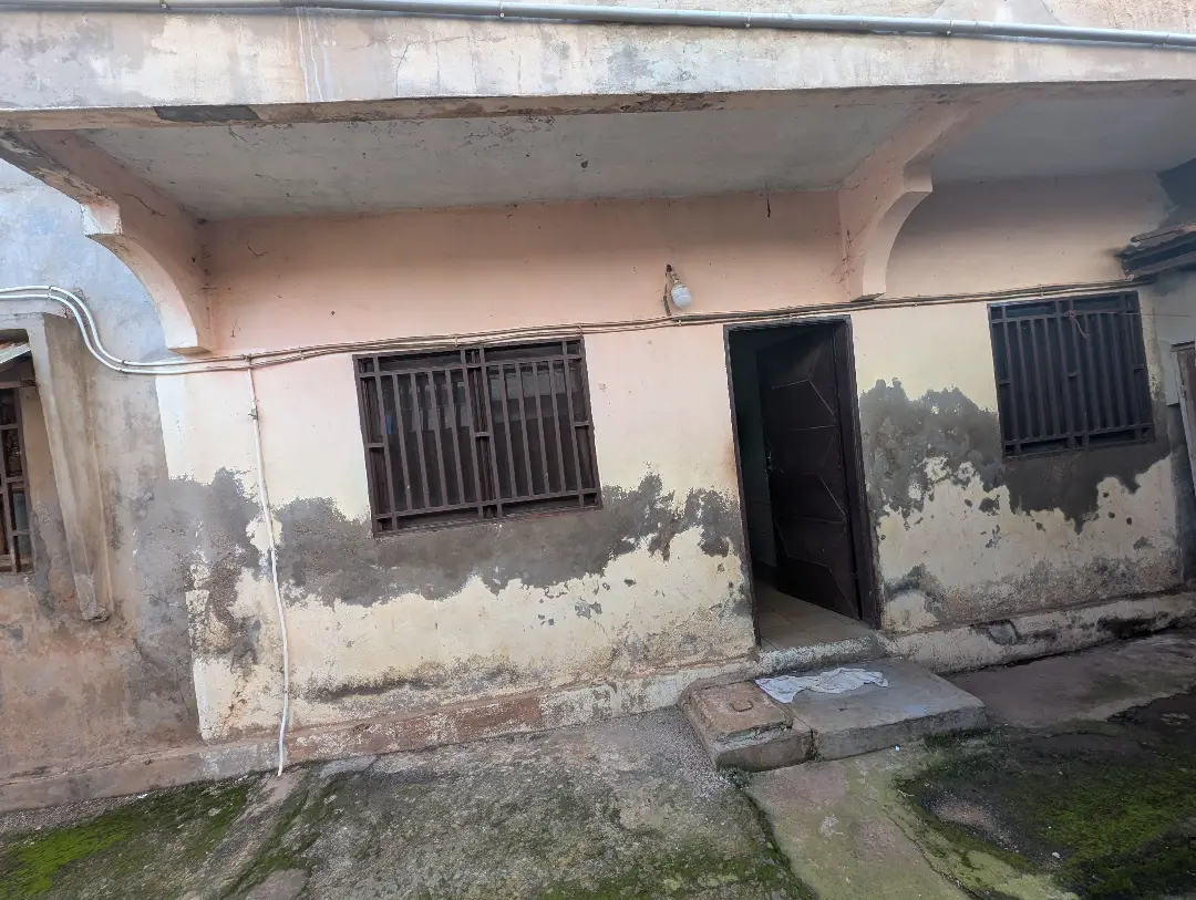 Studio moderne à louer à Bafoussam Kamkop - Image 2