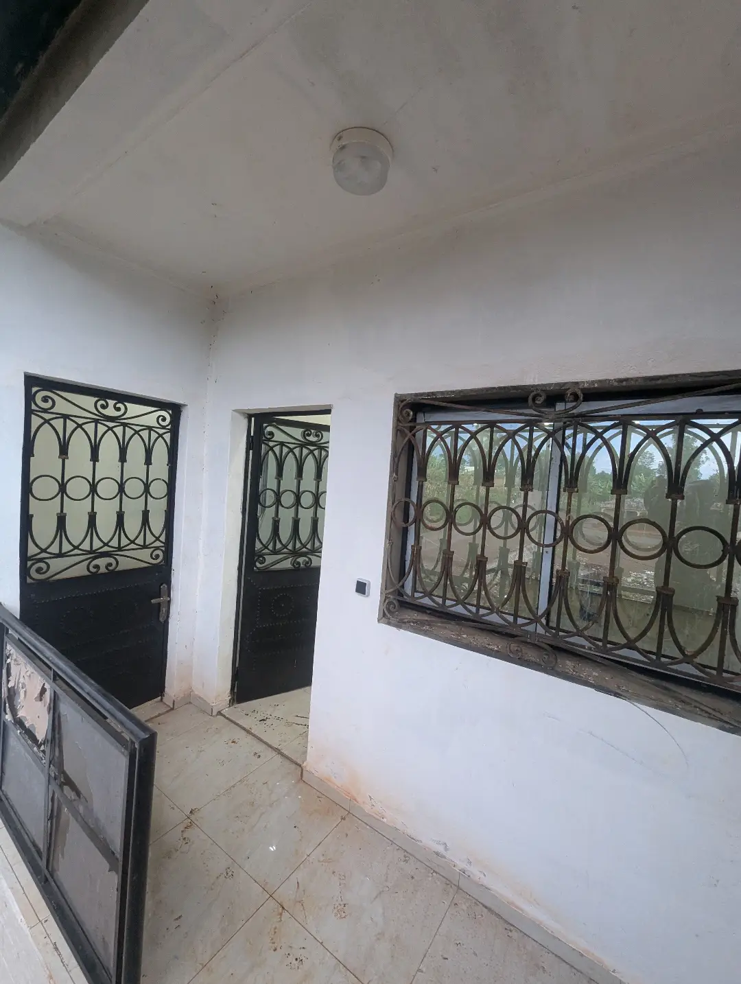 Appartement moderne à louer à Bafoussam A Proximite Du Carrefour Explosif - Image 2