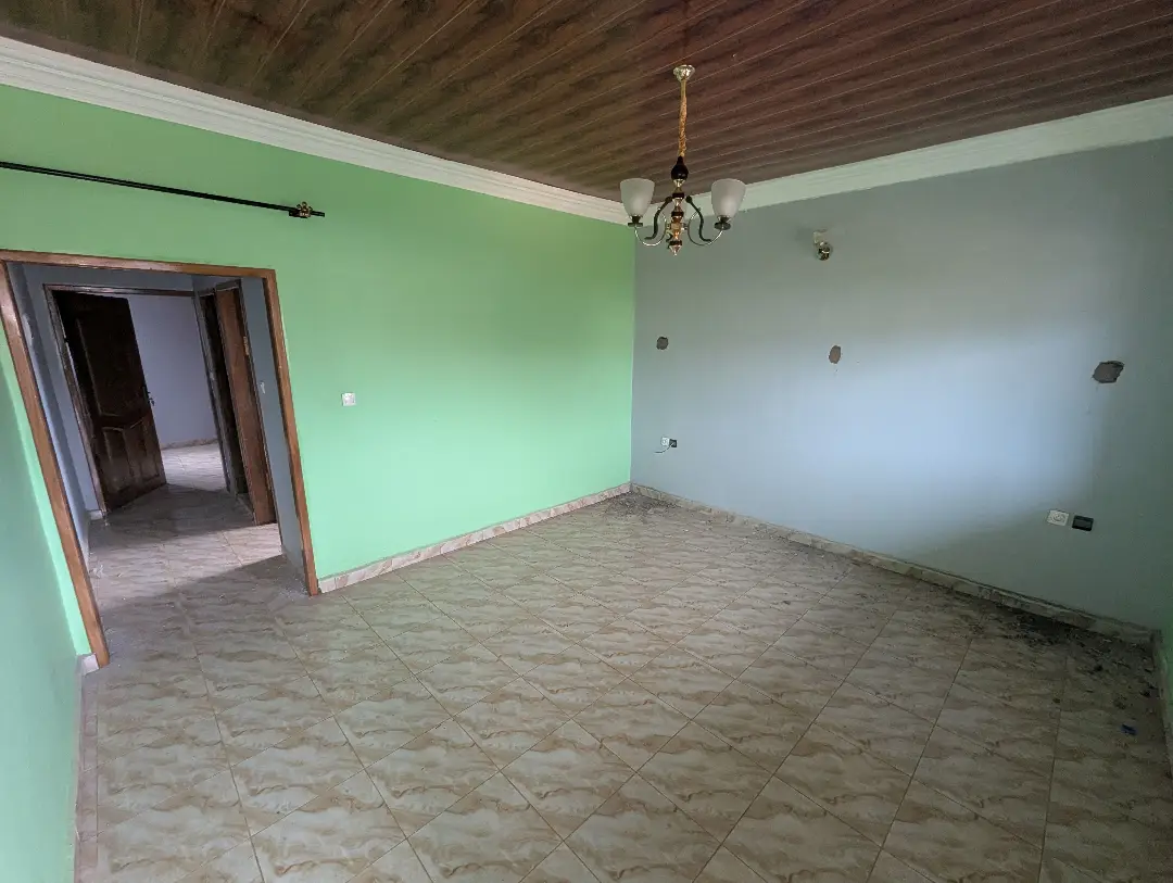 Studio moderne à louer à Bafoussam Camp Militaire - Image 2