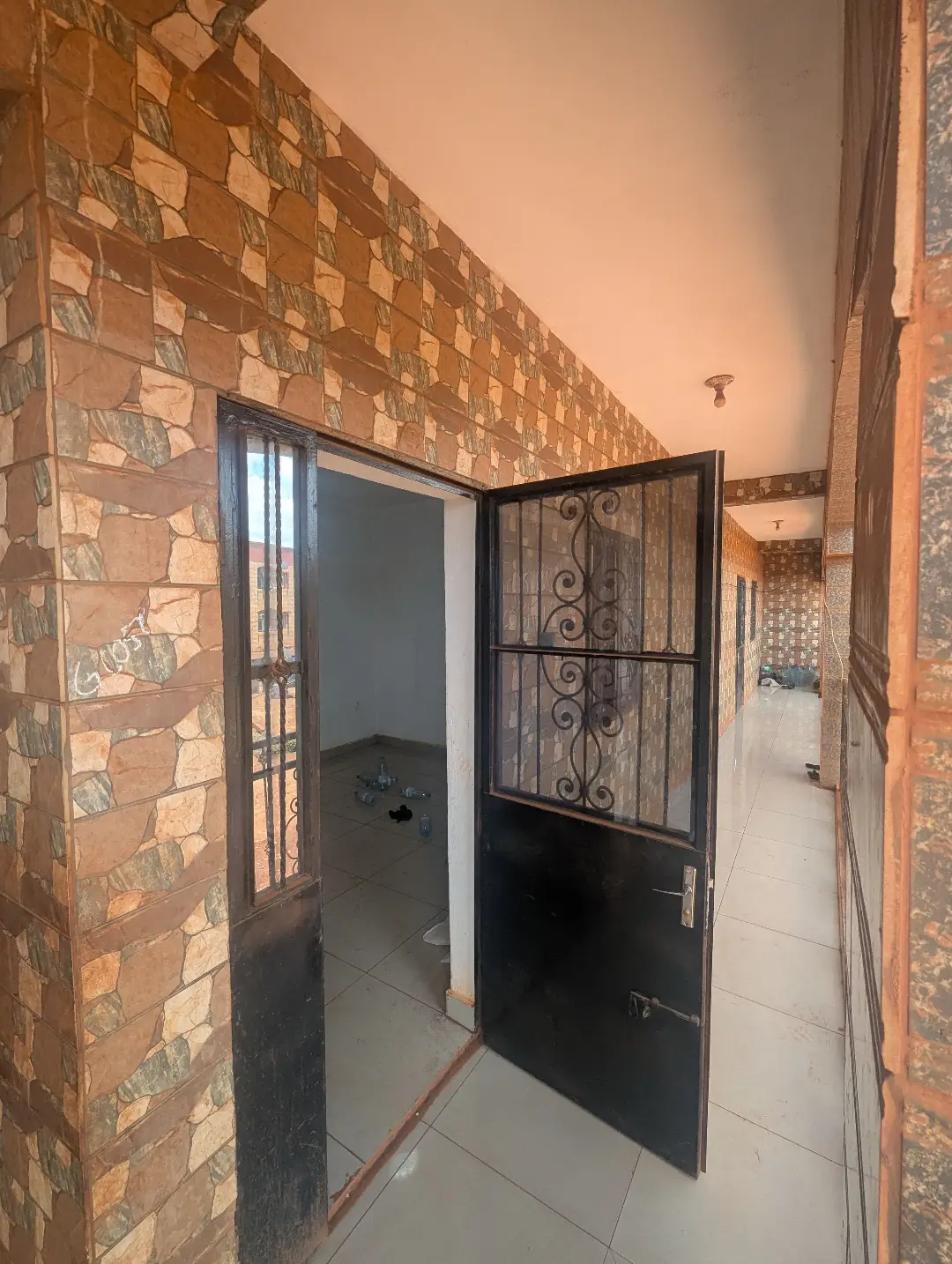 Studio moderne à louer à Bafoussam Carrefour Explosif - Image 2