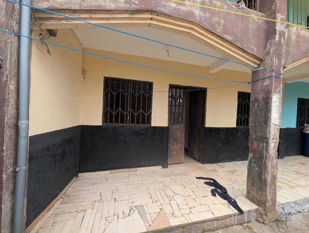 Studio moderne à louer à Bafoussam Carrefour Le Maire - Image 2