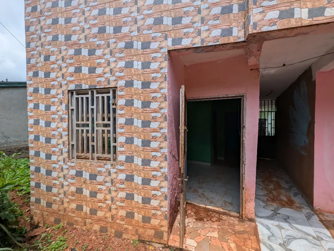 Studio moderne à louer à Bafoussam Entree De La Ville - Image 2
