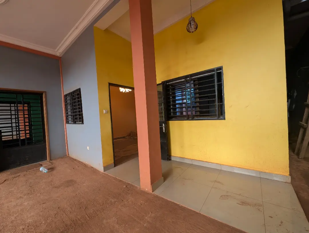 Studio moderne à louer à Bafoussam Entree De La Ville - Image 2