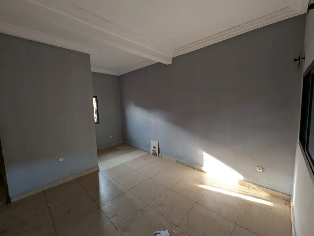 Studio moderne à louer à Bafoussam Kamkop - Image 3