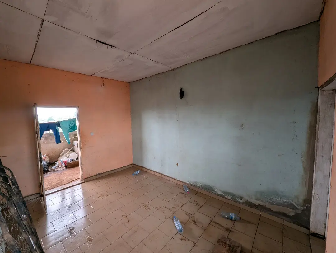 Studio moderne à louer à Bafoussam 1ere Carrefour Eveche - Image 3