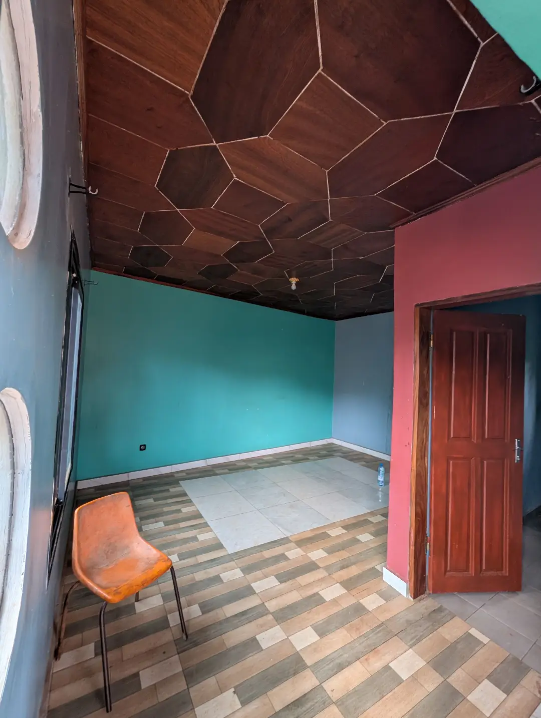 Studio moderne à louer à Bafoussam Explosif - Image 3