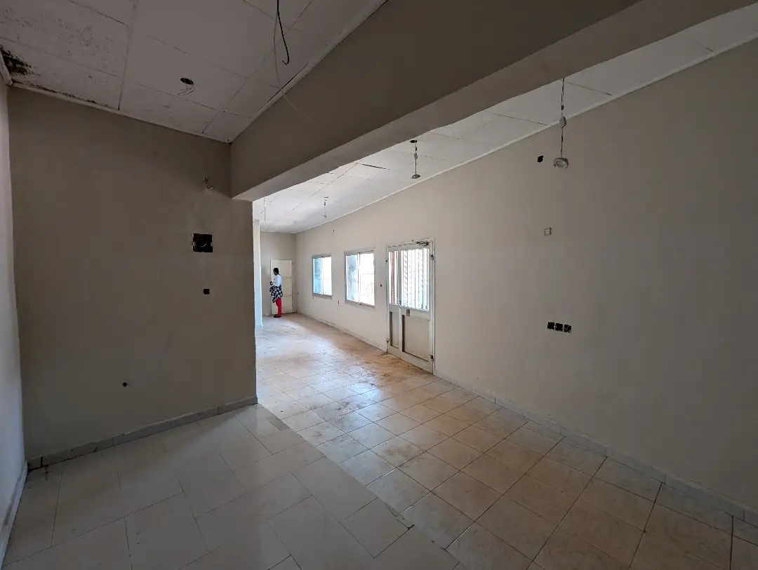 Boutique  à louer à Bafoussam Rond Point Biao - Image 3