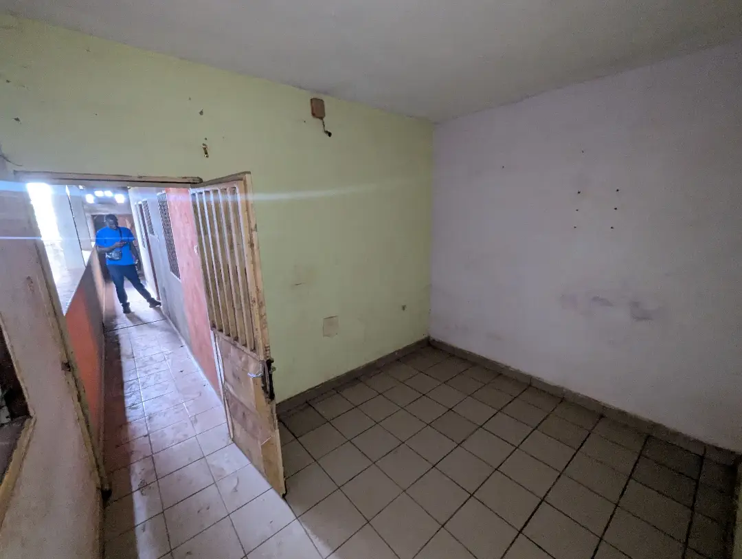 Studio moderne à louer à Bafoussam Palace - Image 3