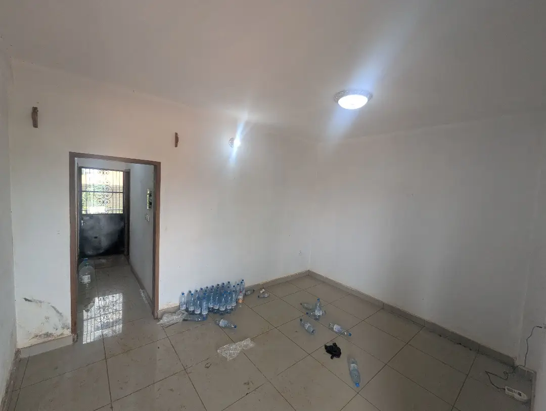 Studio moderne à louer à Bafoussam Carrefour Explosif - Image 3