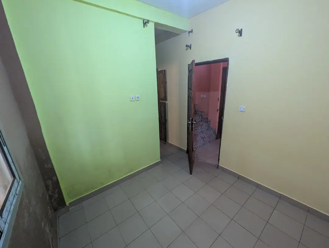 Chambre moderne à louer à Bafoussam Explosif - Image 4