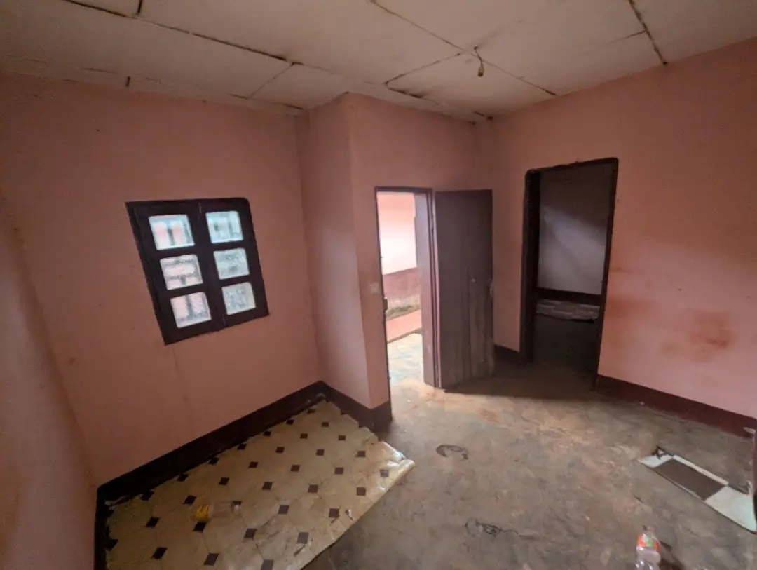 Studio  à louer à Bafoussam Parlement 9 - Image 4