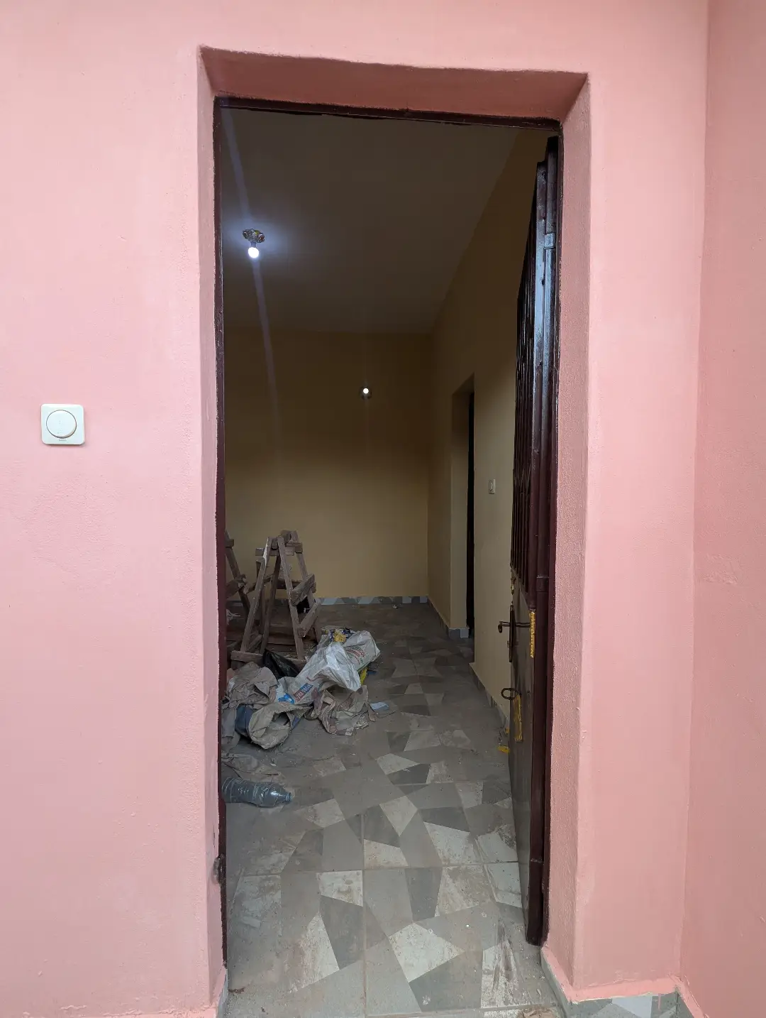 Studio moderne à louer à Bafoussam 2eme Carrefour Eveche - Image 4