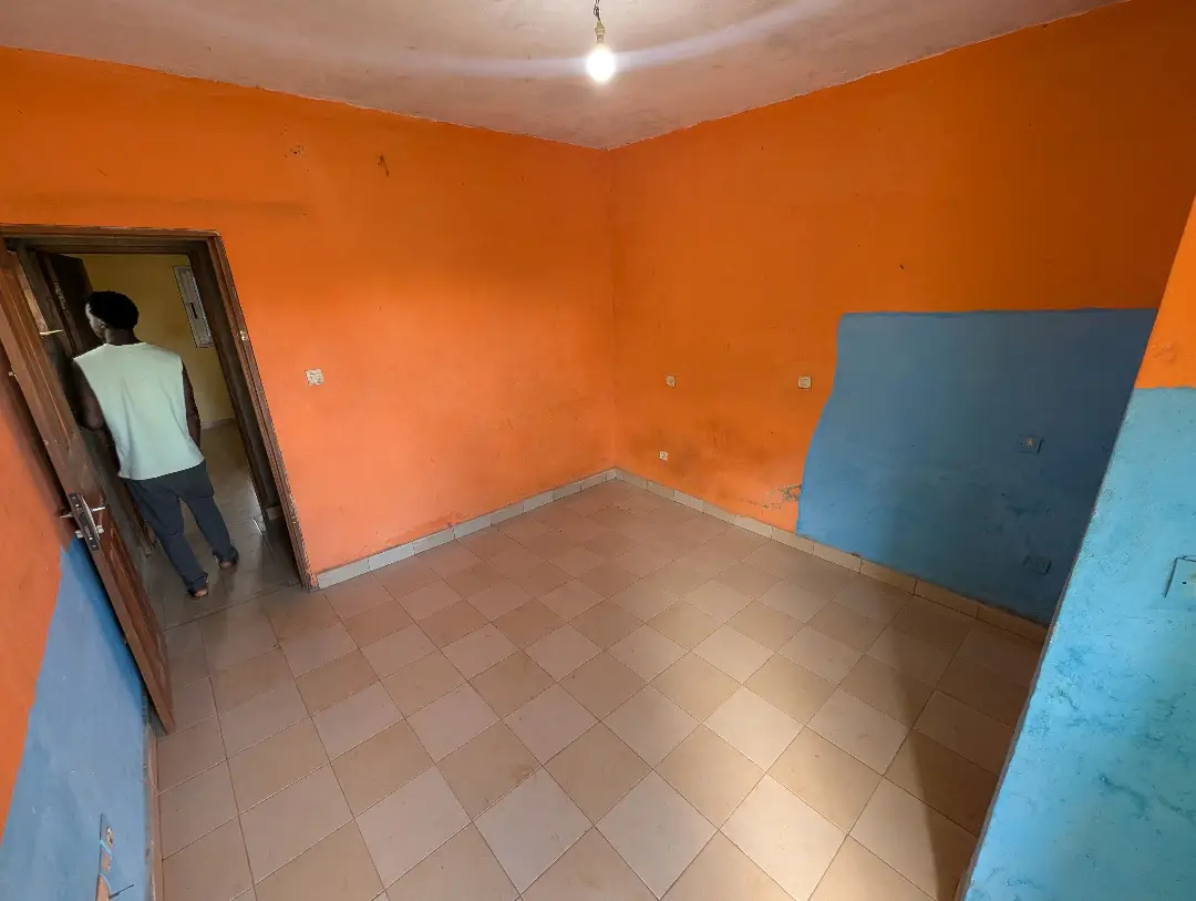Chambre moderne à louer à Bafoussam Palace - Image 4