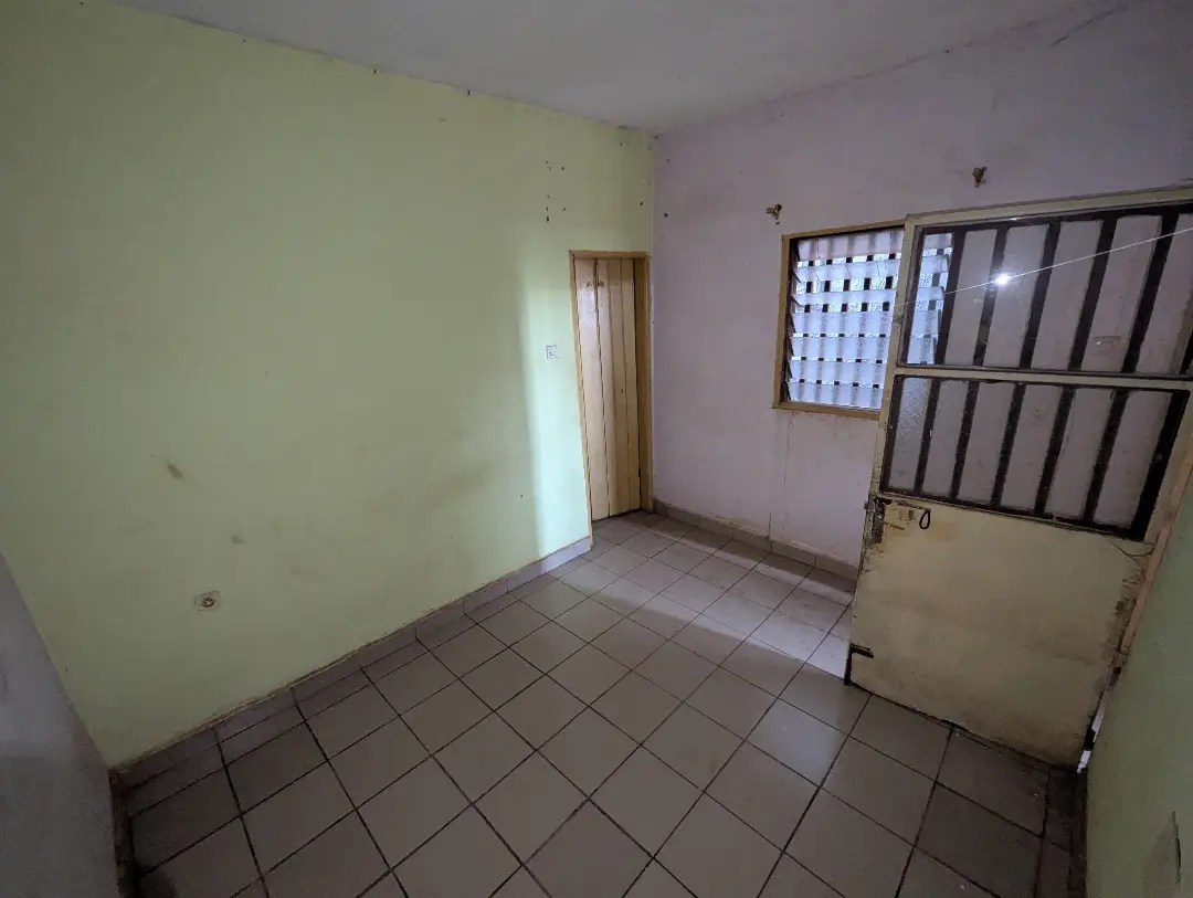 Studio moderne à louer à Bafoussam Palace - Image 4
