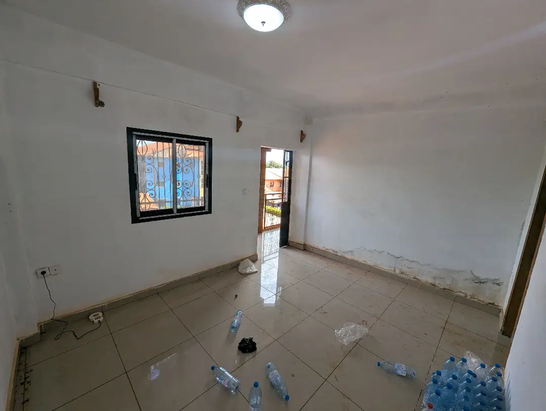Studio moderne à louer à Bafoussam Carrefour Explosif - Image 4