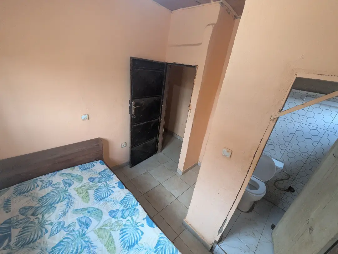 Chambre moderne à louer à Bafoussam Ta'a Mbah - Image 4