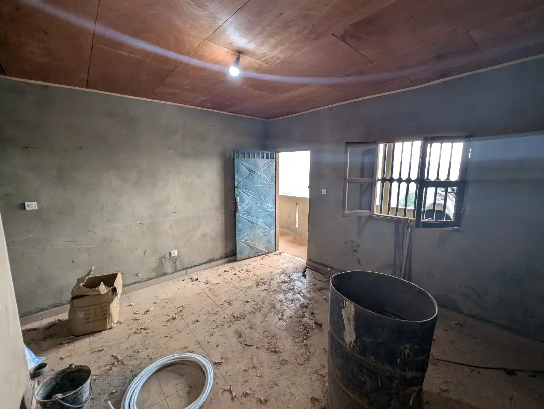 Studio moderne à louer à Bafoussam Saint Thomas - Image 5