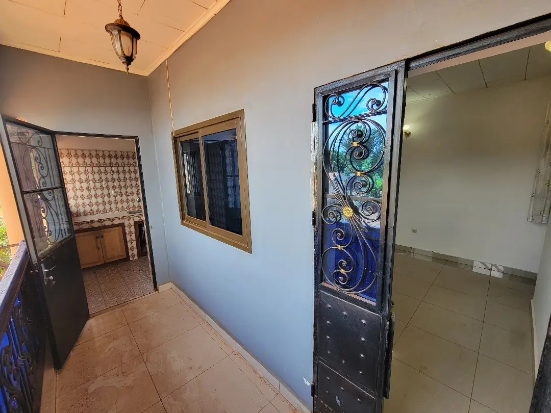 Studio moderne à louer à Bafoussam Lafe( Ta'a Mbah) - Image 5
