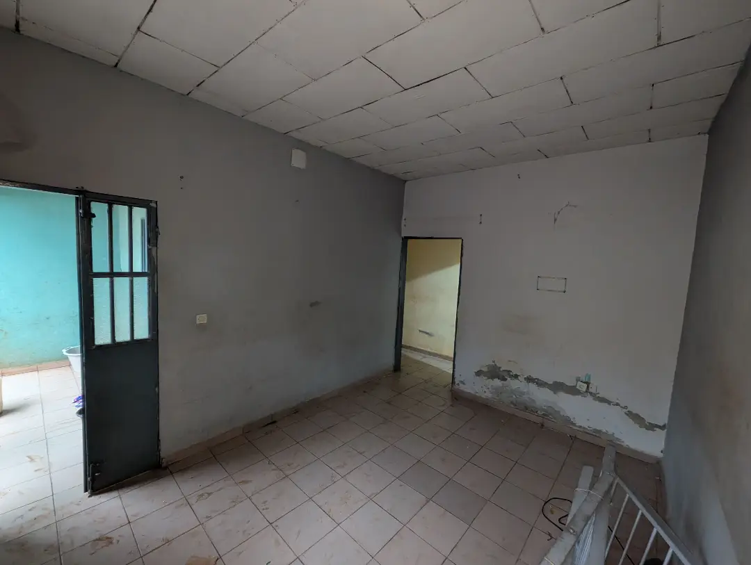 Maison moderne à louer à Bafoussam Maeture - Image 5