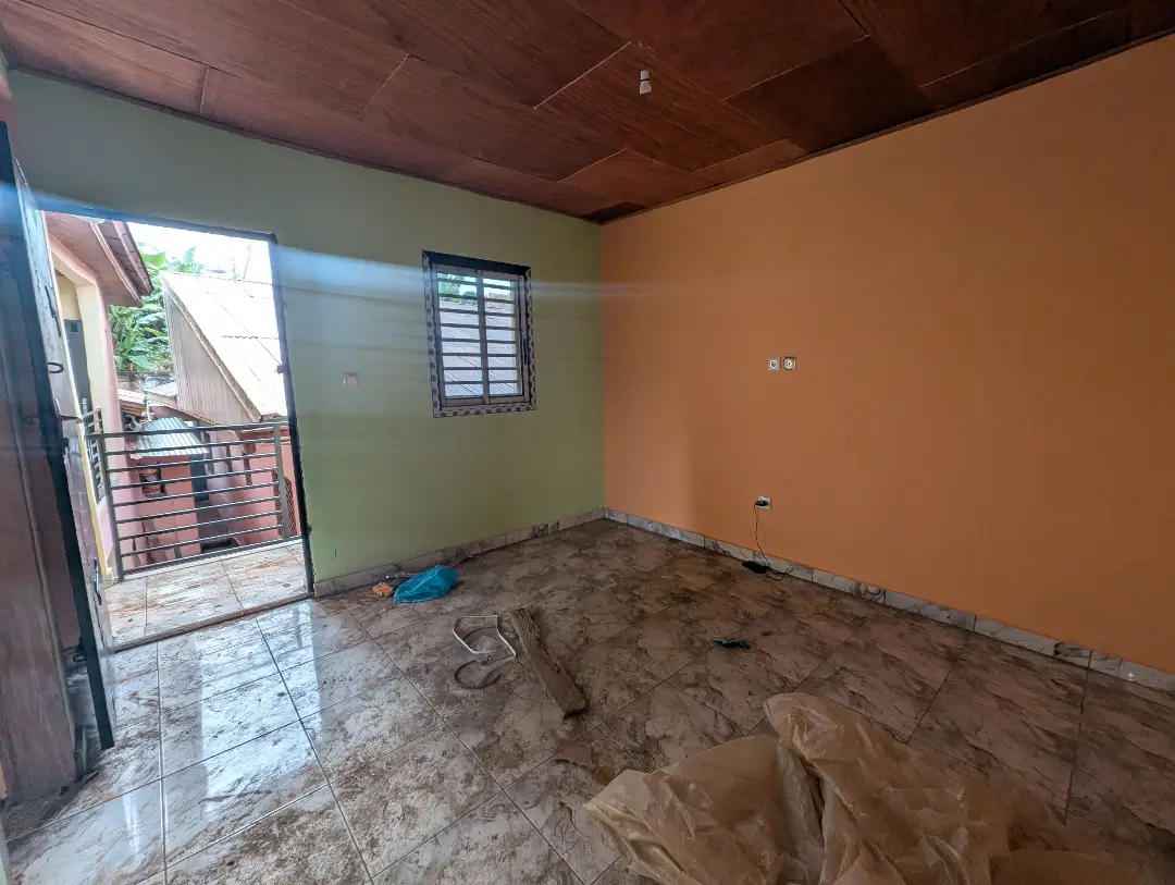 Studio moderne à louer à Bafoussam Saint Thomas - Image 5