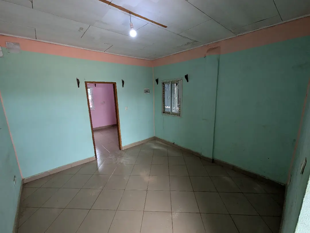Studio moderne à louer à Bafoussam Camp Militaire - Image 5