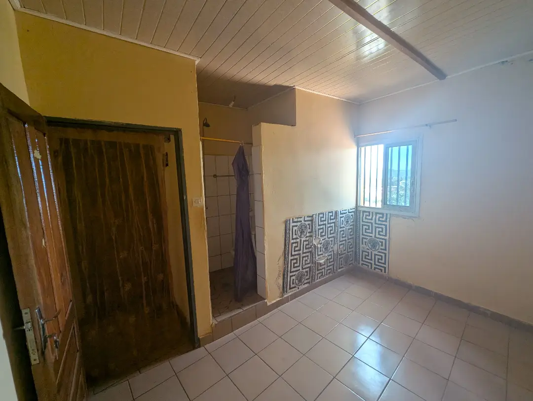 Chambre moderne à louer à Bafoussam Camp Zoa - Image 6