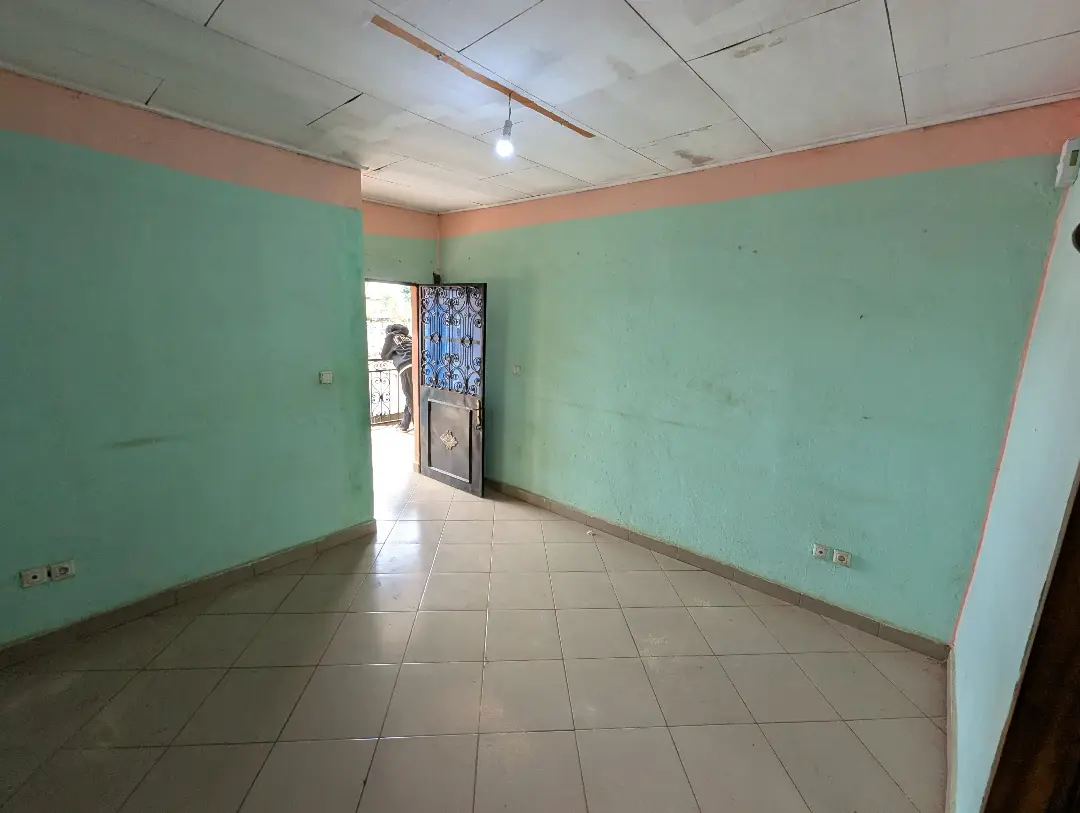 Studio moderne à louer à Bafoussam Camp Militaire - Image 6
