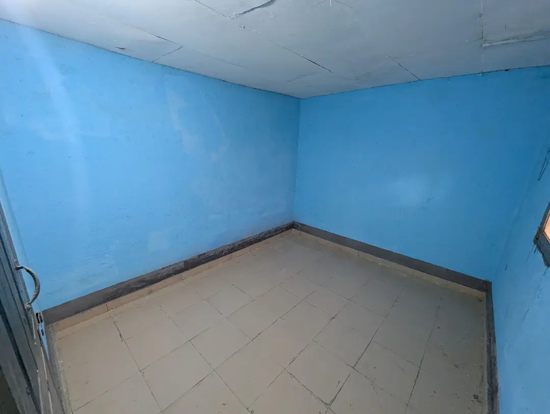 Studio moderne à louer à Bafoussam Explosif - Image 6