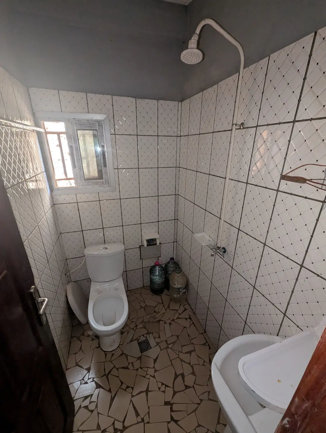 Chambre moderne à louer à Bafoussam Explosif - Image 8