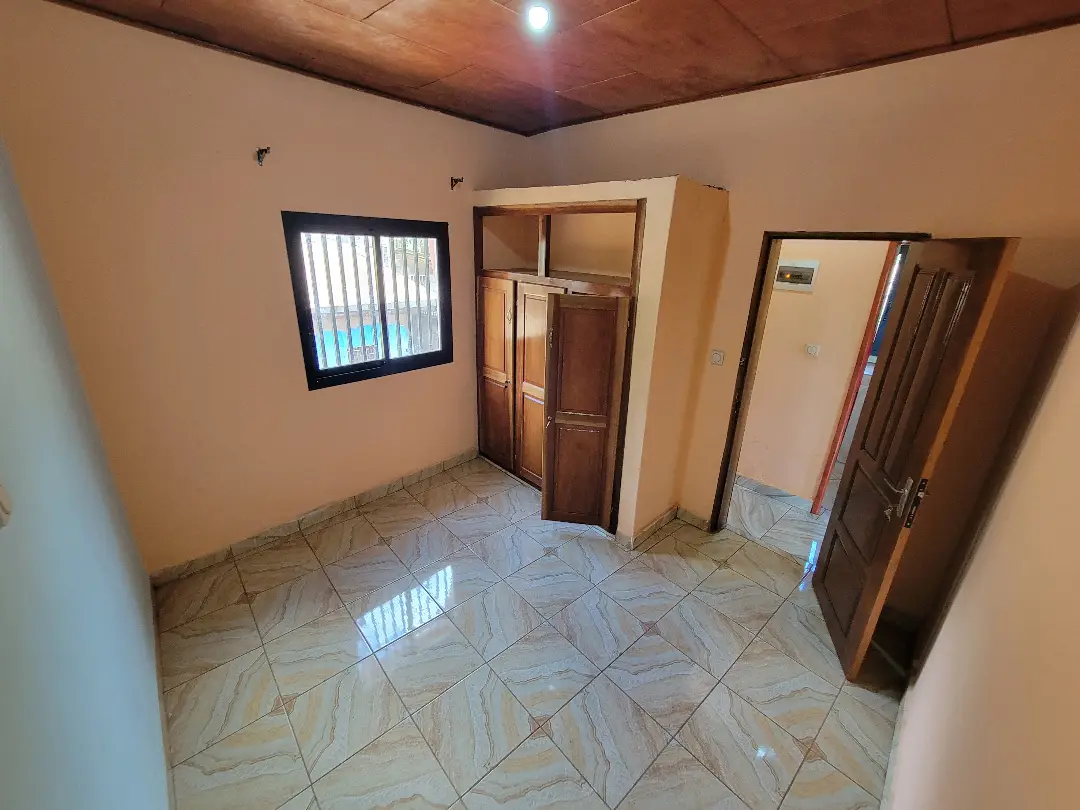 Studio moderne à louer à Bafoussam Entre Domicile (carrefour Can ) - Image 8