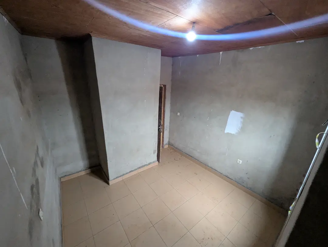 Studio moderne à louer à Bafoussam Derriere L'hopital Regional - Image 8