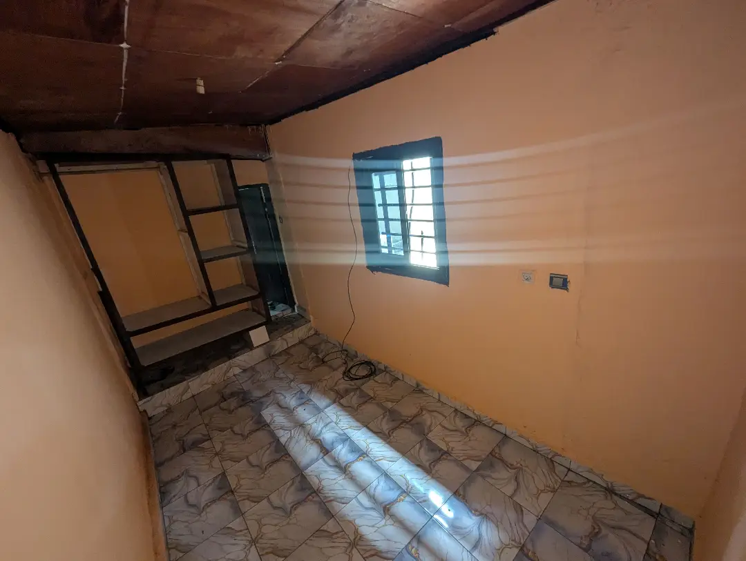 Studio moderne à louer à Bafoussam Nouveau Quariter Kamkop - Image 8