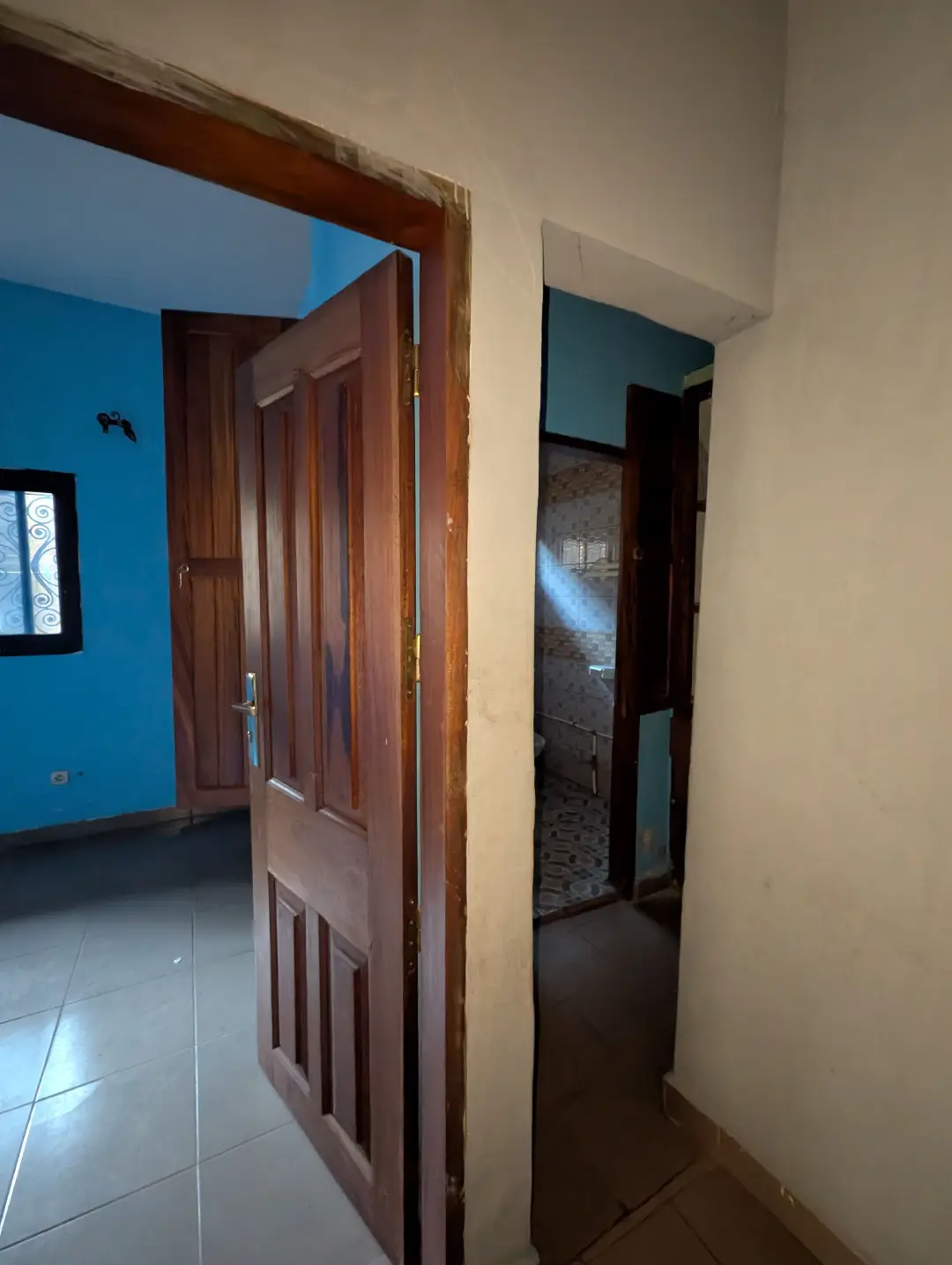 Studio moderne à louer à Bafoussam Kamkop - Image 9