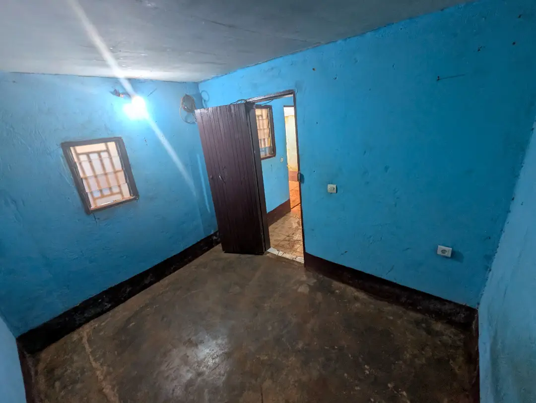 Studio moderne à louer à Bafoussam Explosif - Image 9