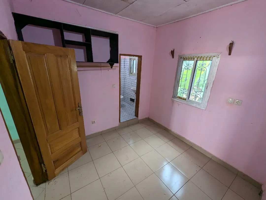 Studio moderne à louer à Bafoussam Camp Militaire - Image 9