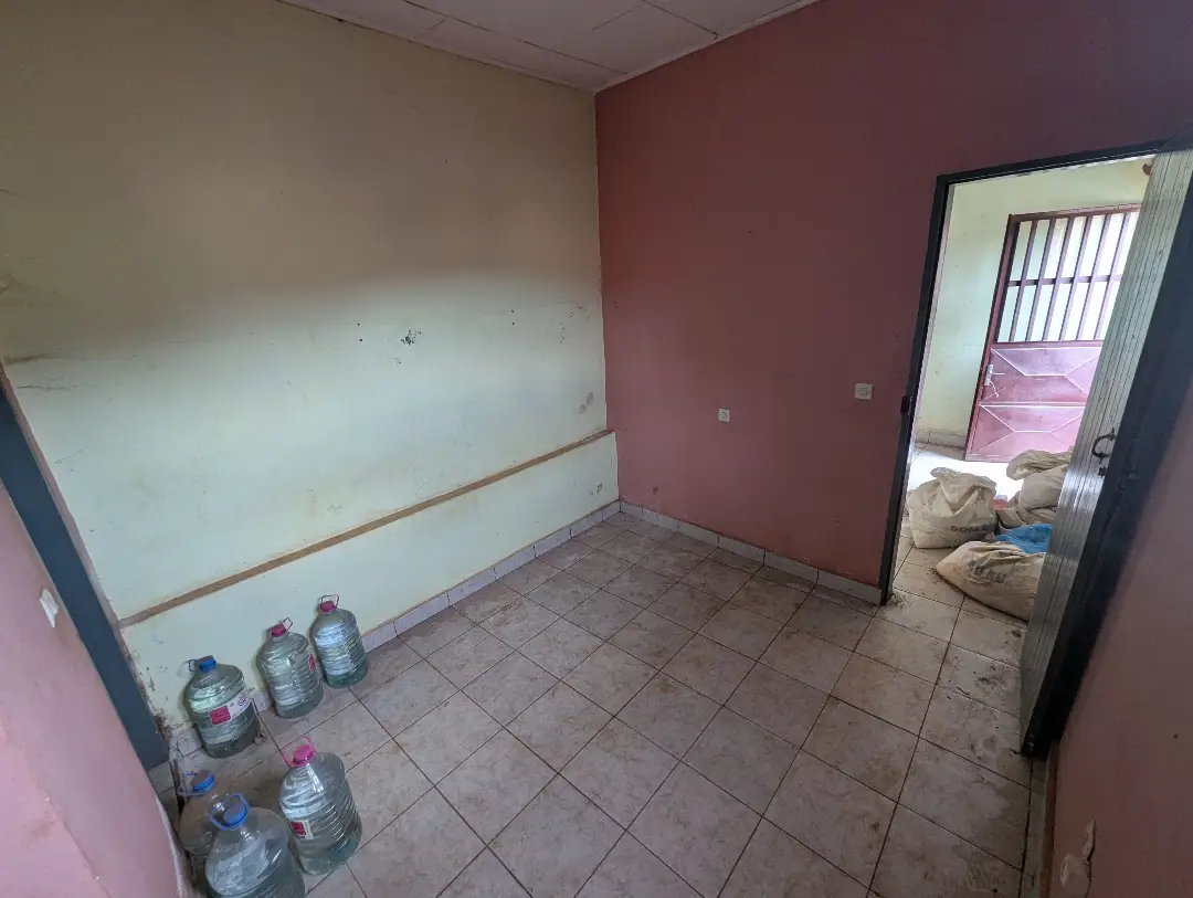Studio moderne à louer à Bafoussam Pharmacie Salvia - Image 9
