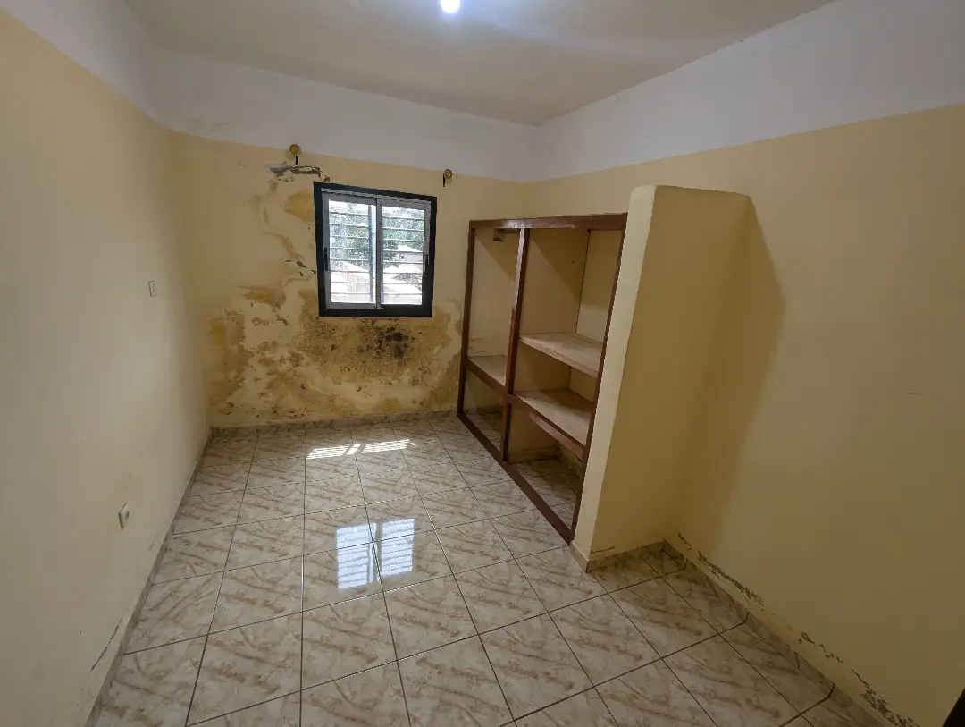 Studio moderne à louer à Bafoussam Kamkop - Image 9