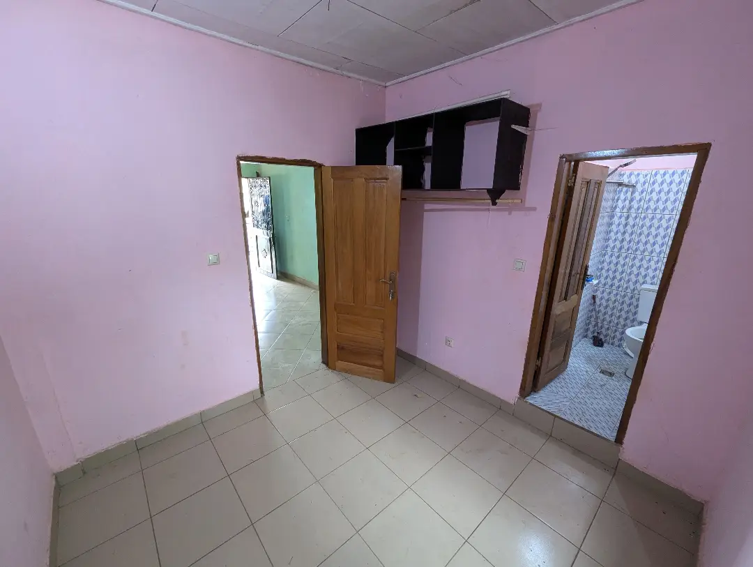 Studio moderne à louer à Bafoussam Camp Militaire - Image 10