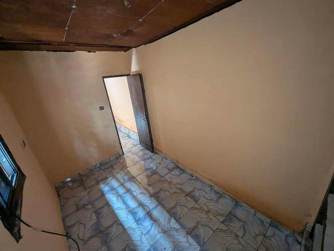 Studio moderne à louer à Bafoussam Nouveau Quariter Kamkop - Image 10